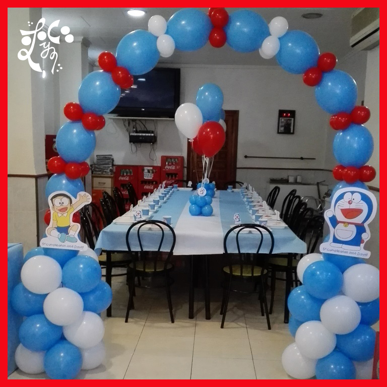 Mesa dulce con pasteles y gominolas mas decoración de globos para fans de  Doraemon.