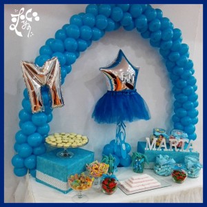 Mesa dulce de primera comunión para niña de color azul con globos y chucherías