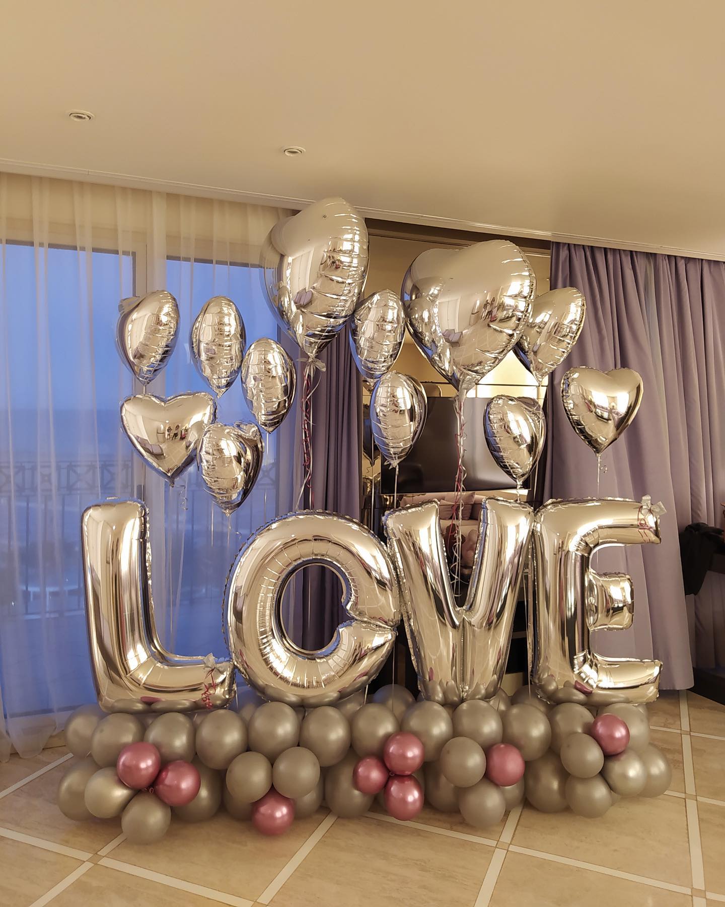 L O V E . ¡Díselo con globos! En San Valentín, en tu aniversario o… cuando  sea…., eLeyCe Eventos