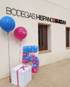 Celebra tu aniversario de empresa con globos @eleyceeventos .Abenet quiso sorp...