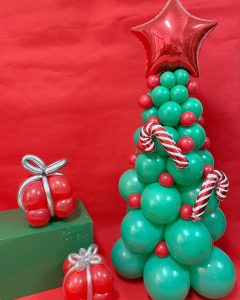 Navidad con @eleyceeventos Hoy os enseñamos el árbol que hemos preparado este año, con bastones de "caramelo" incluidos, además de dos de los centros que hemos preparado para decorar vuestros hogare...