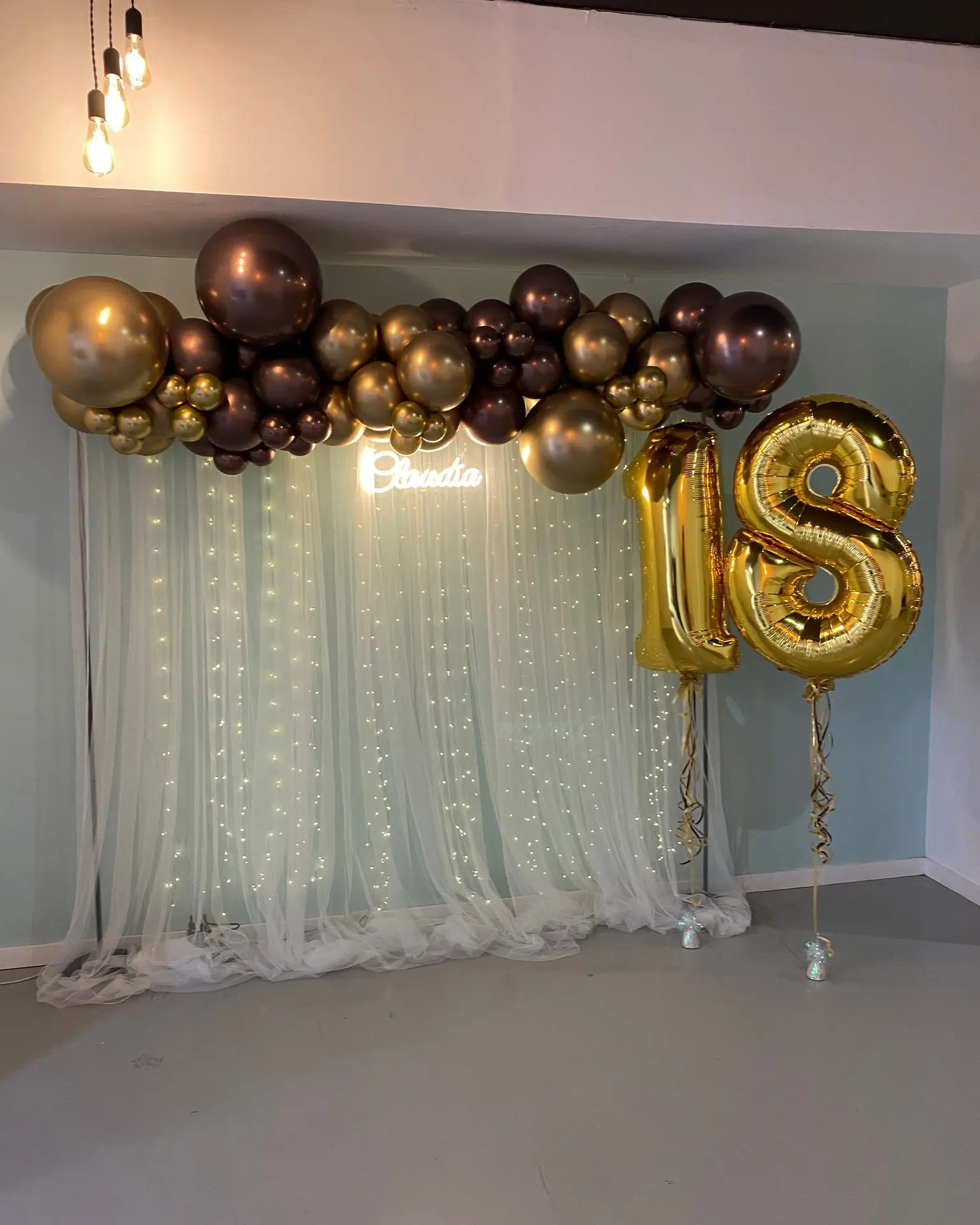 Una chica de cumpleaños por su 18 cumpleaños con globos Fotografía