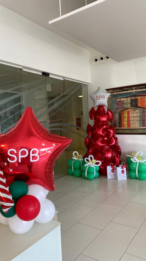 Trabajar con este ambiente navideño es otro rollo. Gracias a SPB por contar con ...