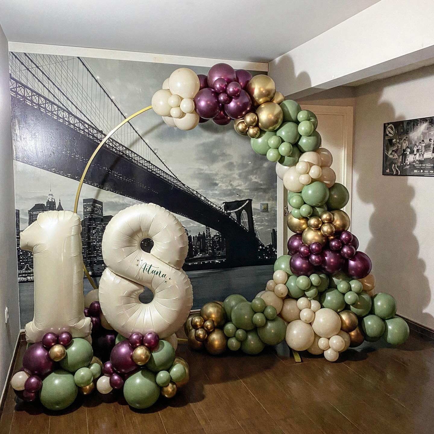 Nos encanta esta combinación de decoración con globos que hicimos para este 18 c...