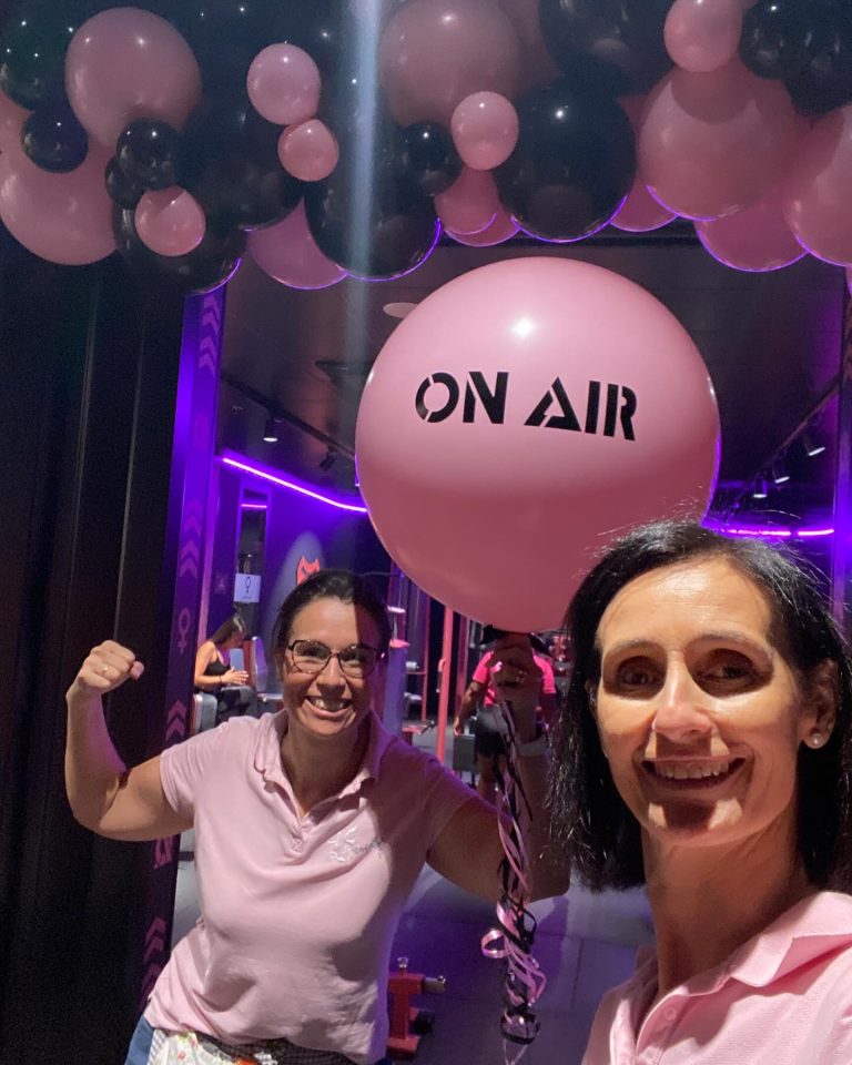 Equipo de eLeyCe junto a globos con el logotipo de ON AIR durante la inauguración en Nuevo Centro