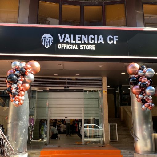 El día que decoramos la nueva tienda del @valenciacf en la Calle Colón y que sal...
