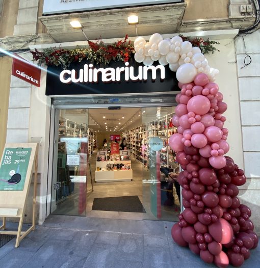 Encantadas de haber hecho que la puerta de @culinarium luciese así de espectacul...