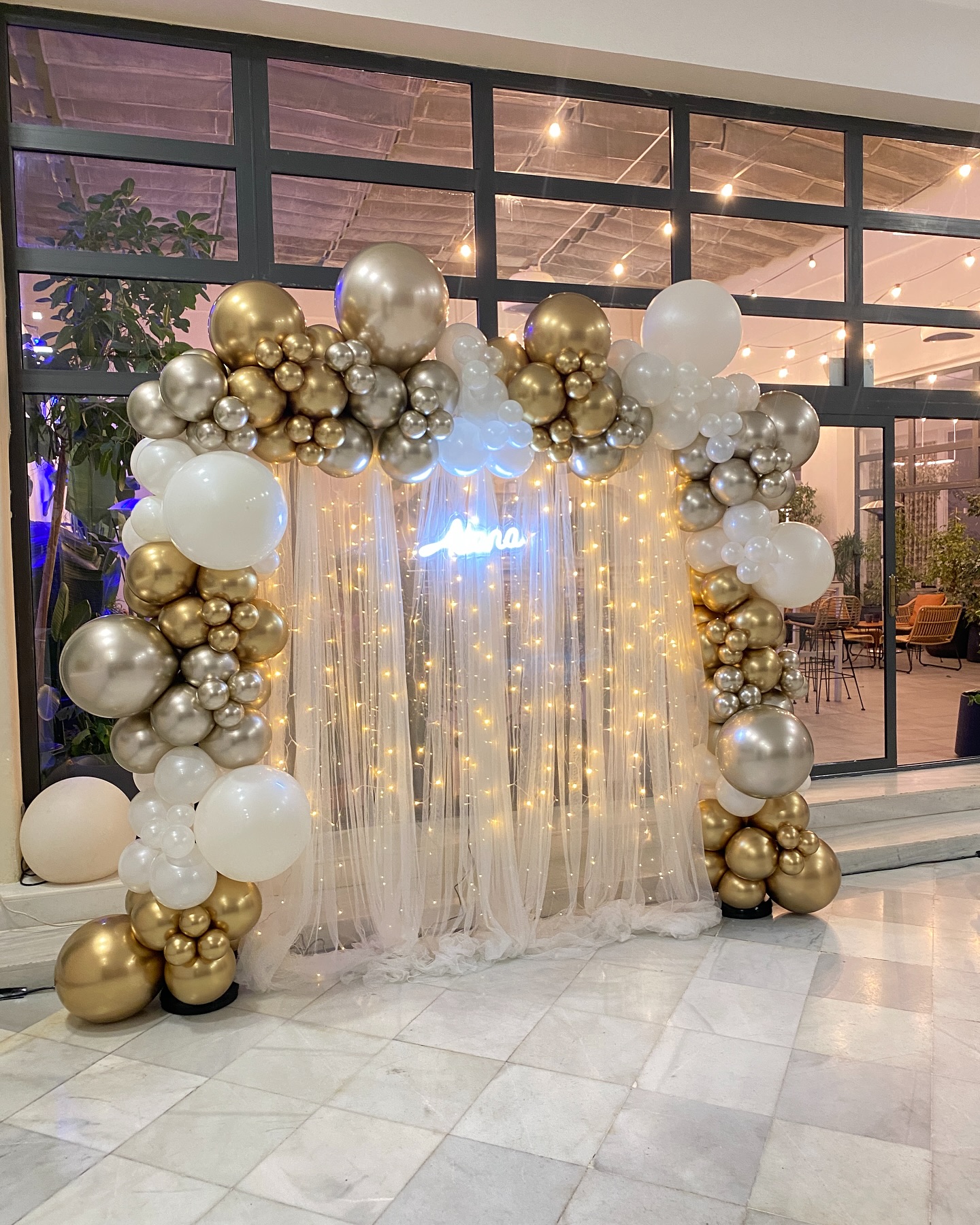 Photocall dorado con globos para un 18 cumpleaños en Valencia