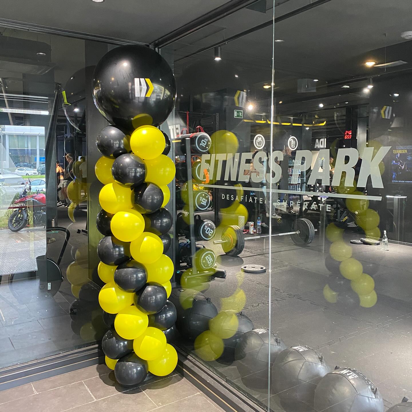 Se acerca el BLACK FRIDAY y decorar con globos siempre es la mejor forma de atra...