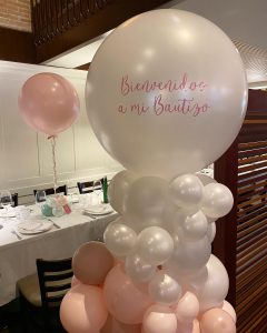 Bautizo en @laprincipalrestaurante. Una celebración con globos elegante y dulce....