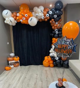 Halloween en @aquaservice fue así de divertido. Y tu decoración también puede se...