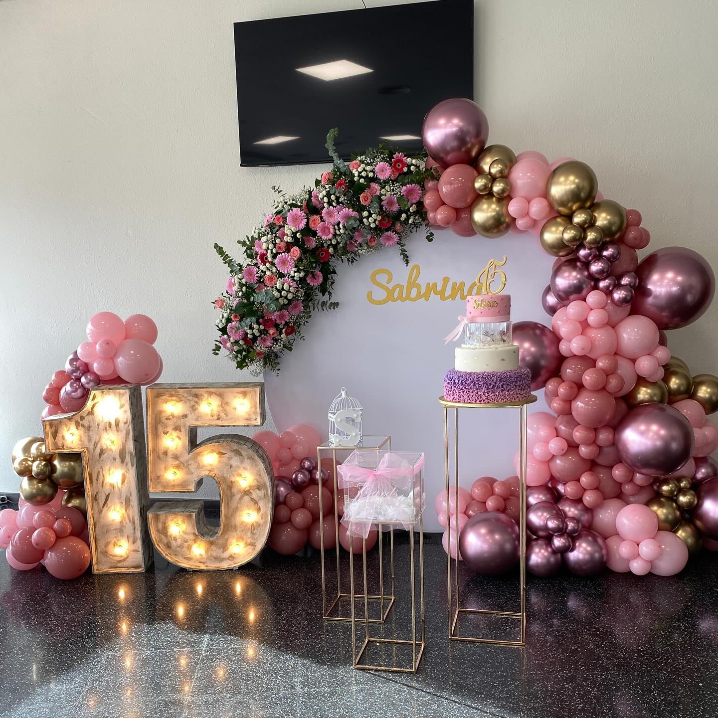 Los 15 de Sabrina fueron celebrados por todo lo alto en @elchefbylucrecia. La de...