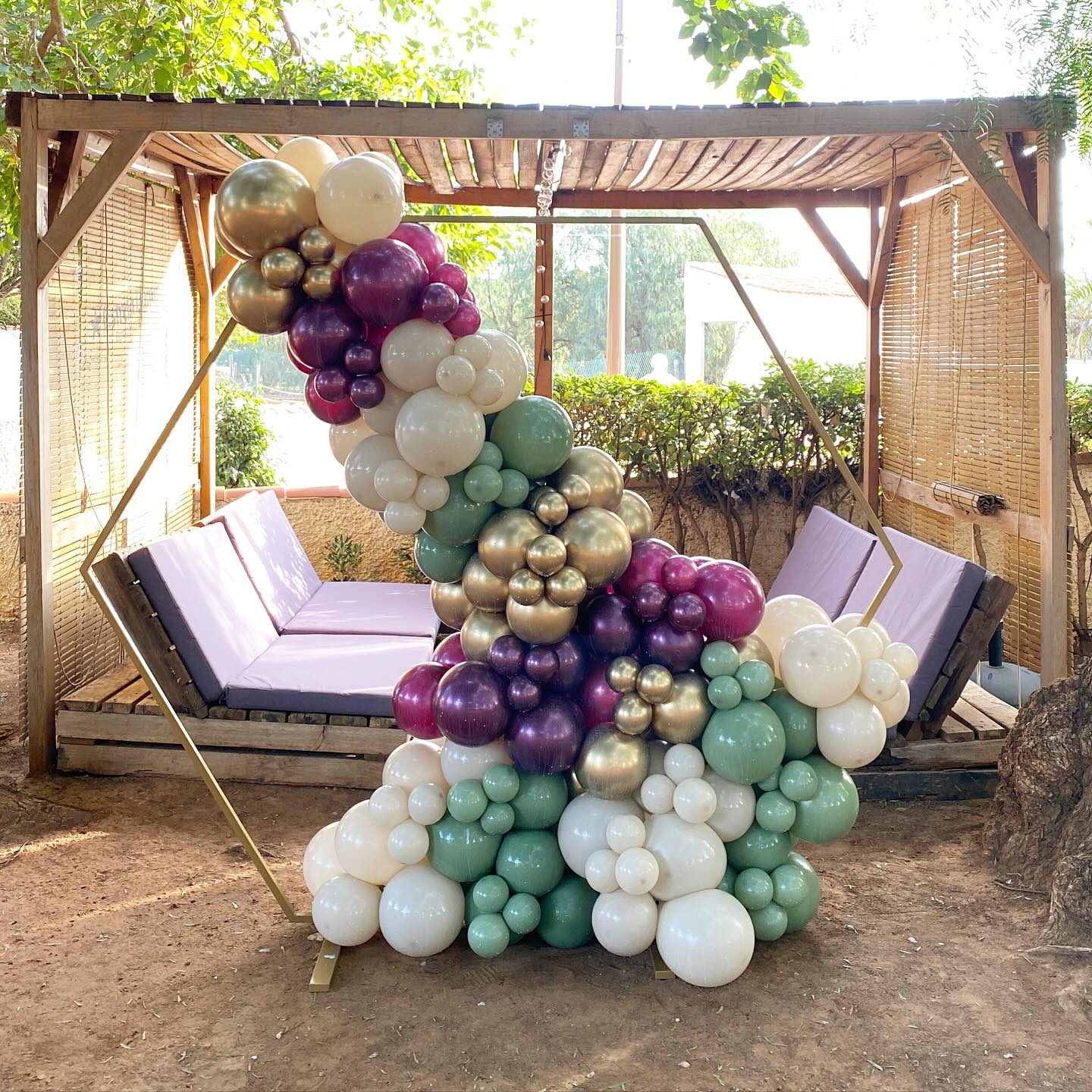 No siempre hay que rodear los arcos; también podemos decorarlos sin seguir su fo...