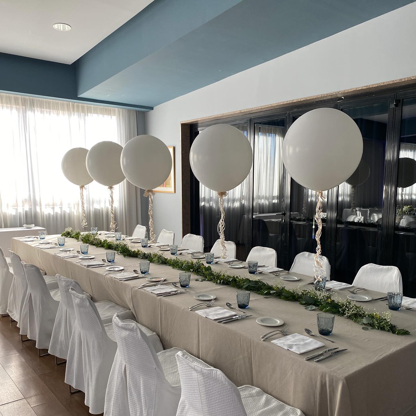 Decorar con globos es algo que nos apasiona, pero a veces no sólo hacemos eso, s...