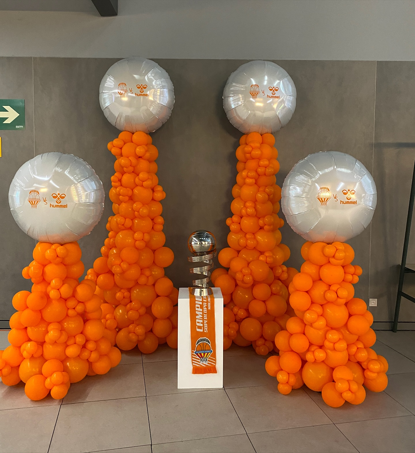 Busca las diferencias entre estas fotos del primer partido de @womenvalenciabask...