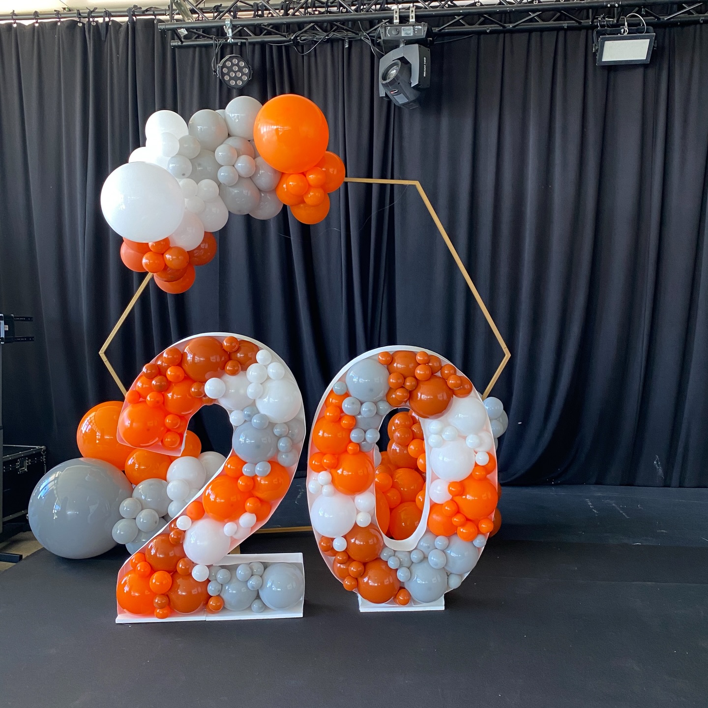Somos punteros en decorar con globos vuestros aniversarios y eventos de empresa....