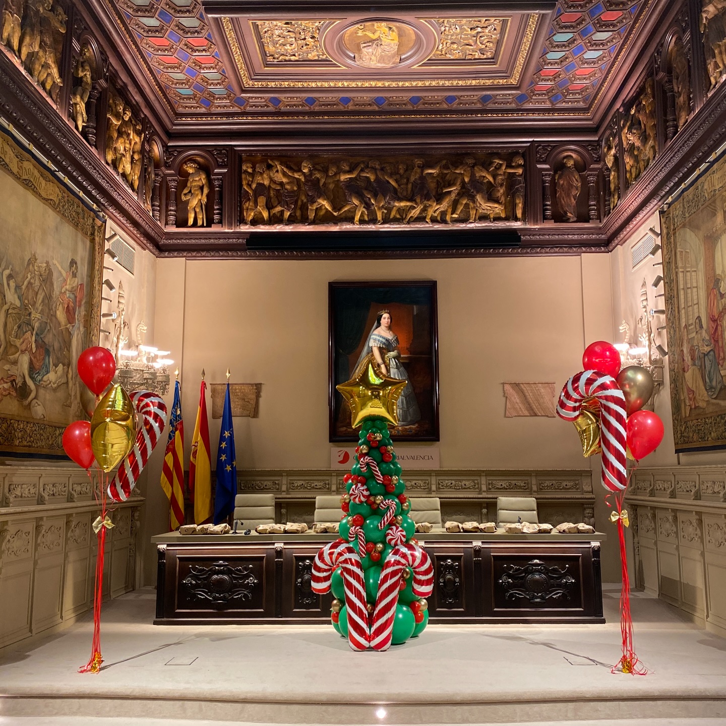 Navidad en @colnotval con globos @eleyceeventos.Un salón precioso culminado con...