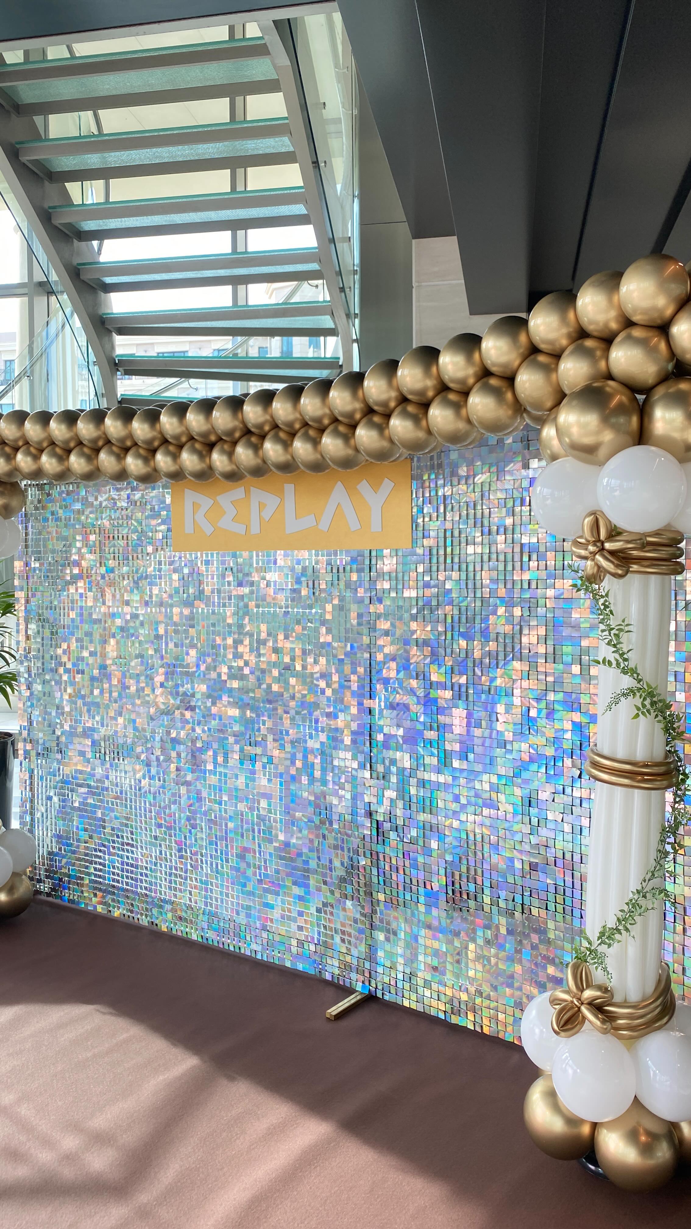 Ayer volvimos al @hotellasarenasvlc a decorar la cena de Navidad de la empresa  ...