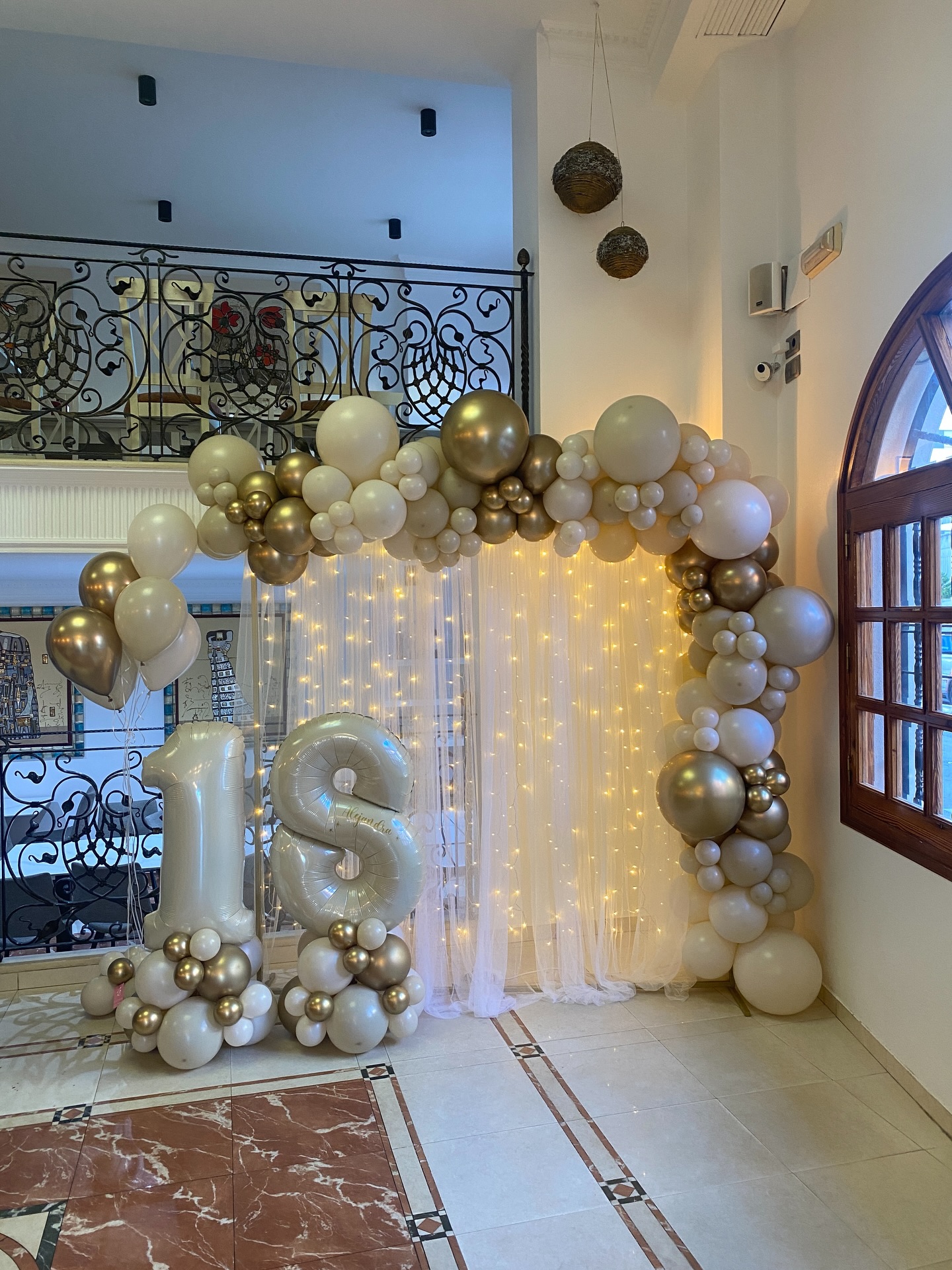 Aunque ya tengamos un pie en Fallas, los 18 cumpleaños no se frenan. Y nos encan...