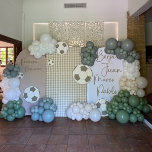 La comunión que todos los niños desean: de fútbol y celebrada con sus mejores am...