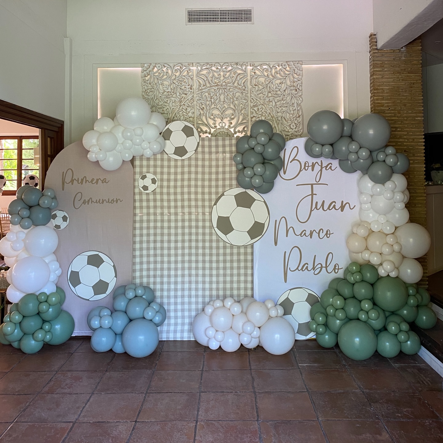 La comunión que todos los niños desean: de fútbol y celebrada con sus mejores am...