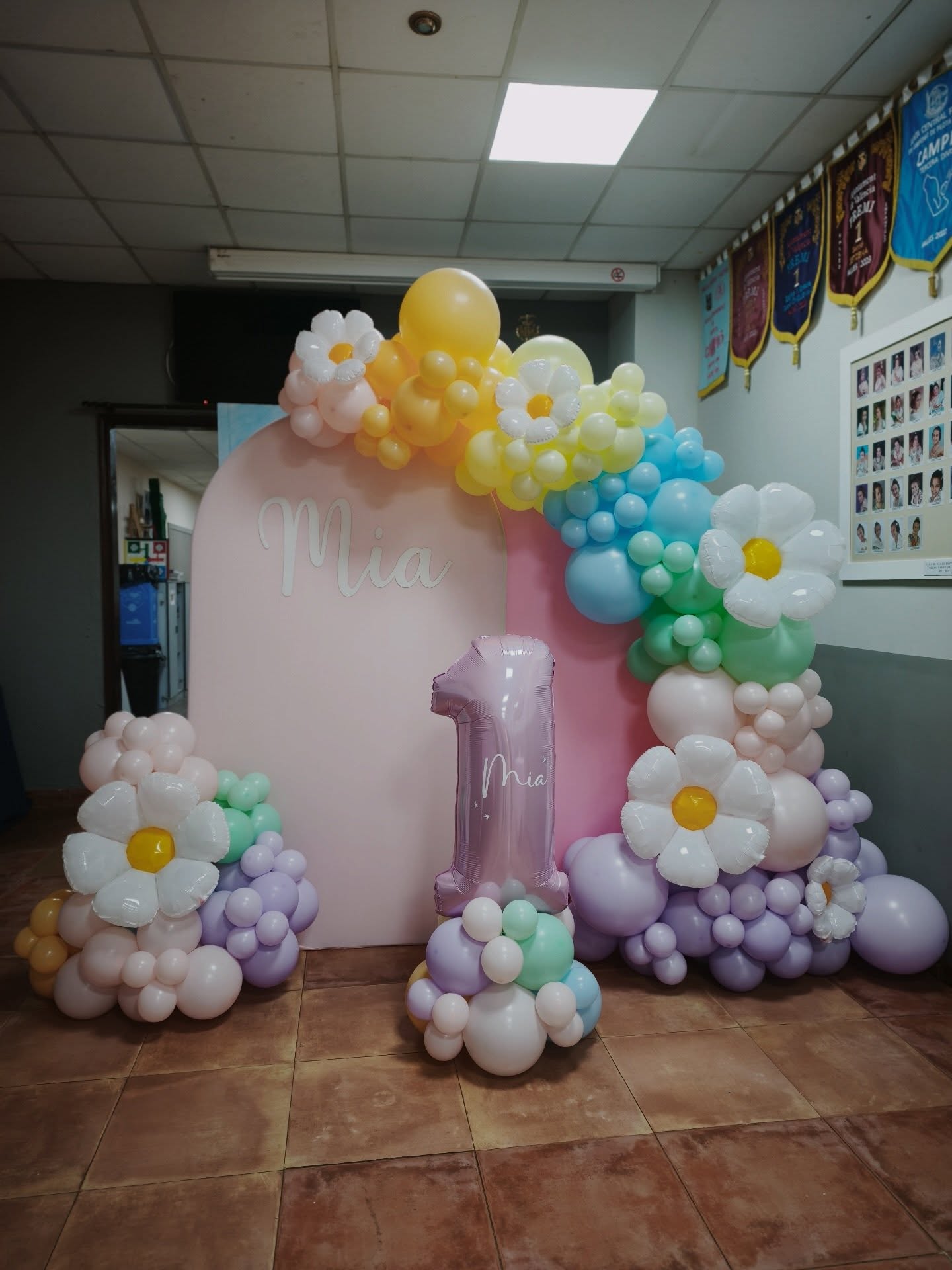 ¿Por qué elegir solo una gama de color? Este primer cumpleaños de Mia quedó sens...