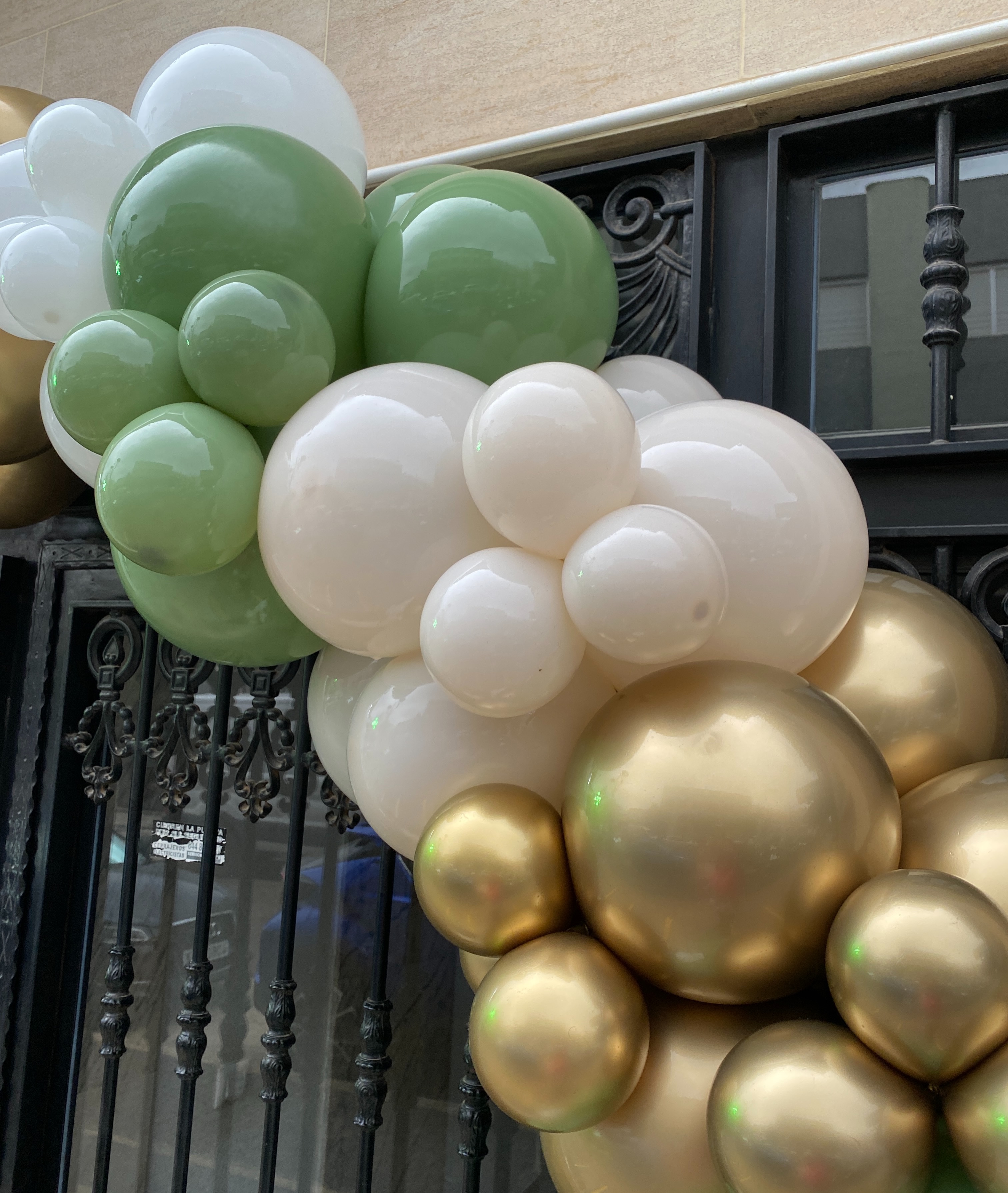 Detalle de globos para entrada de comunión