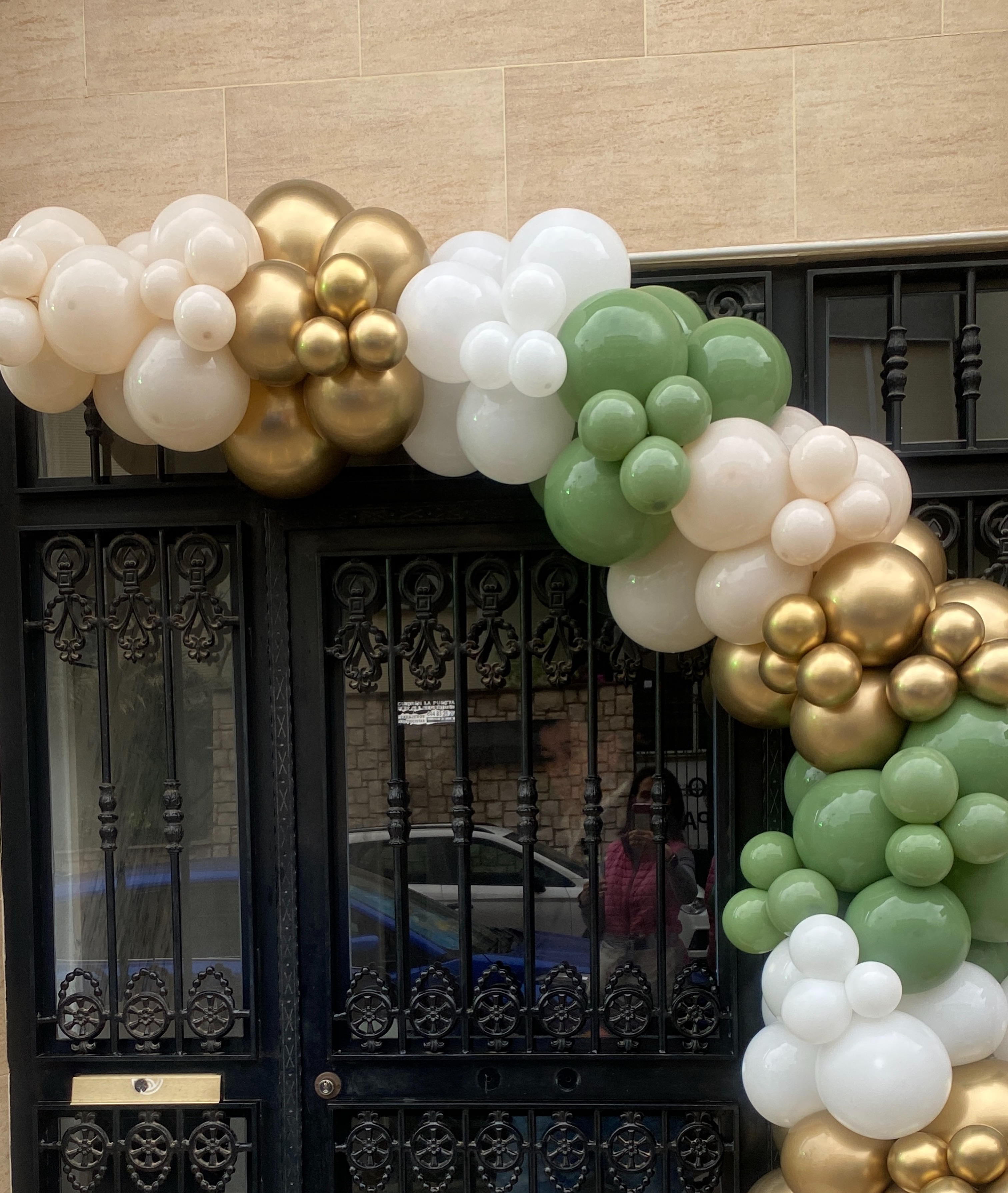 Montaje de comunión en patio con globos