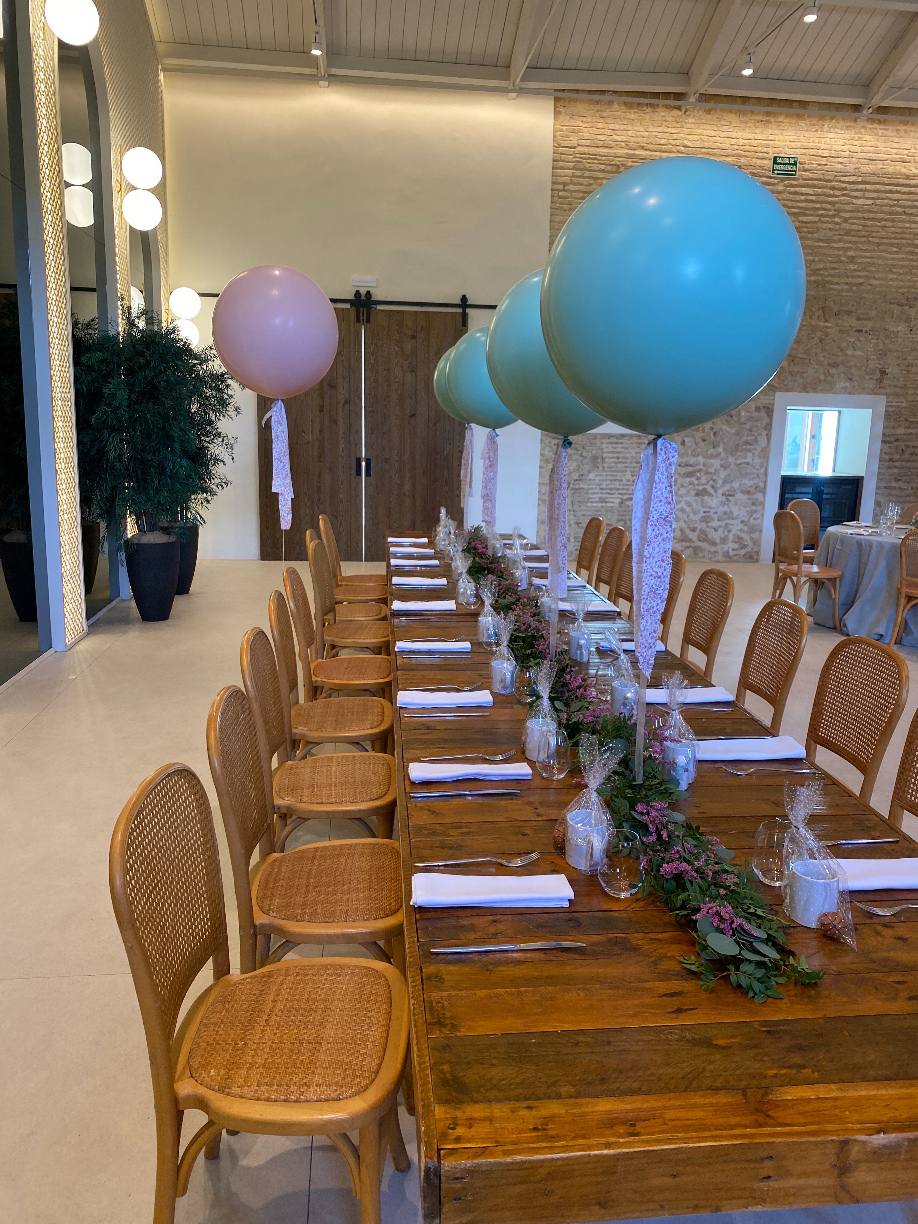 Centros de mesa con globos para la comunión de Blanca en Finca del Canónigo - detalle 4