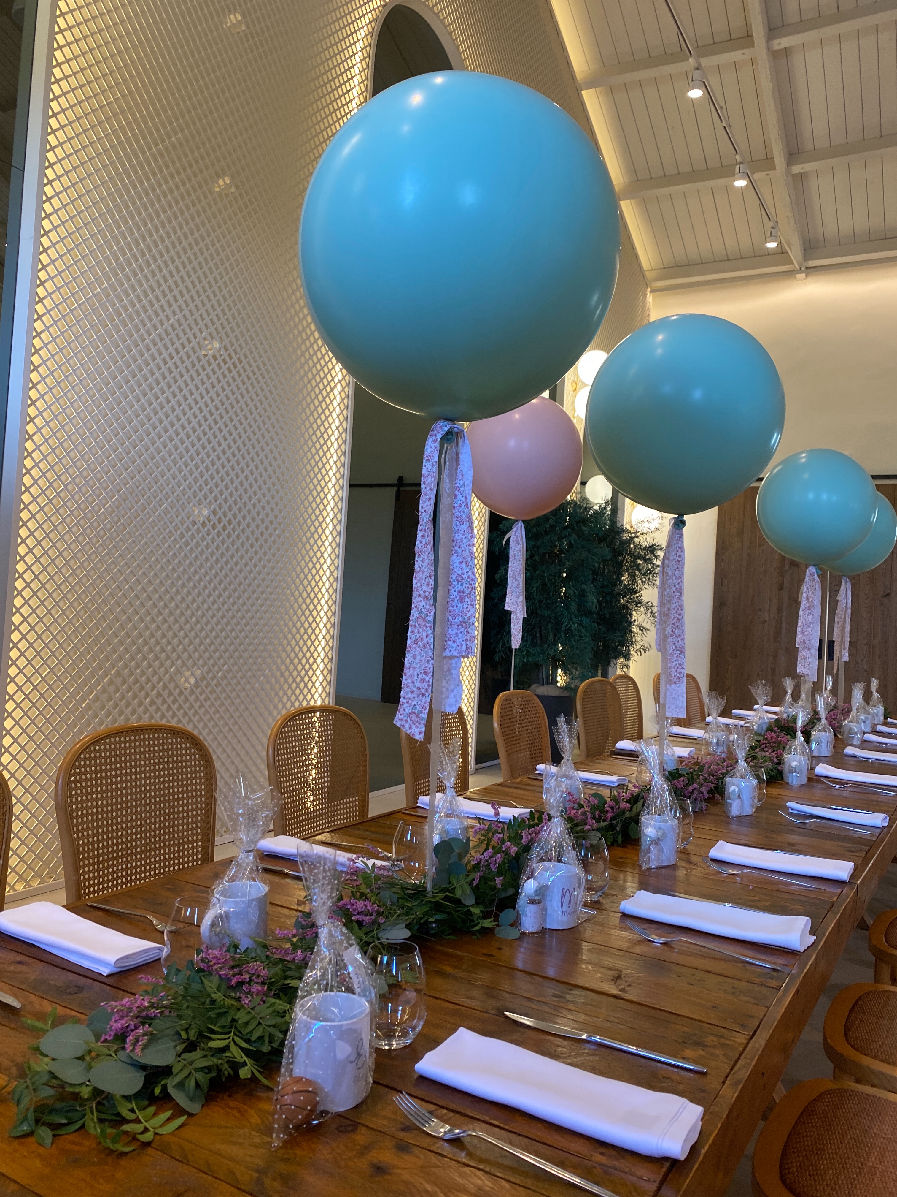 Centros de mesa con globos para la comunión de Blanca en Finca del Canónigo - detalle 3