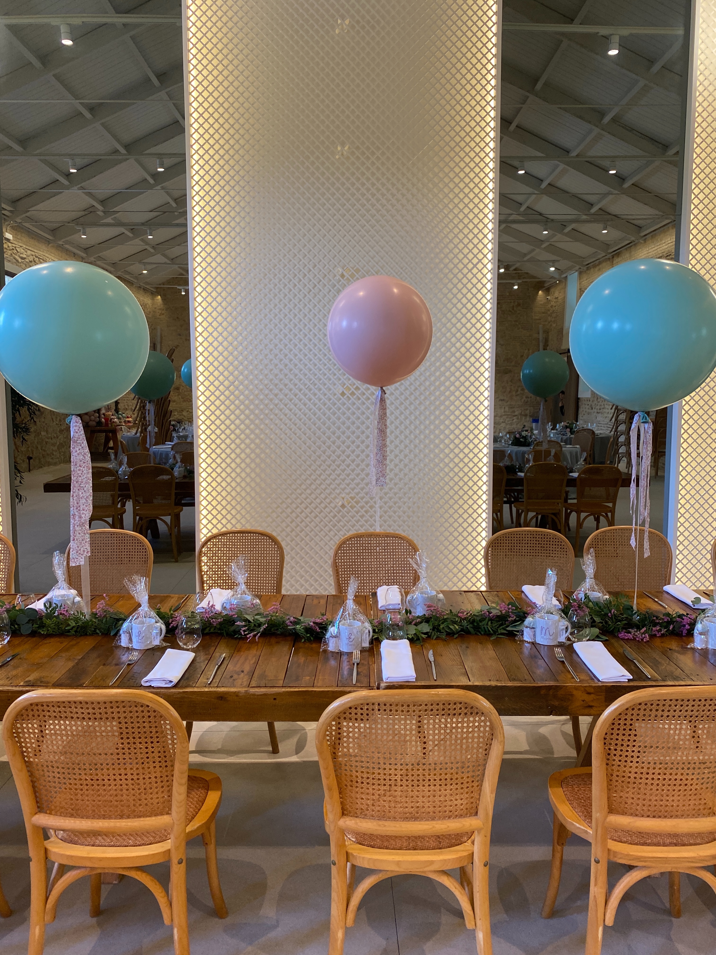 Centros de mesa con globos para la comunión de Blanca en Finca del Canónigo - detalle 5
