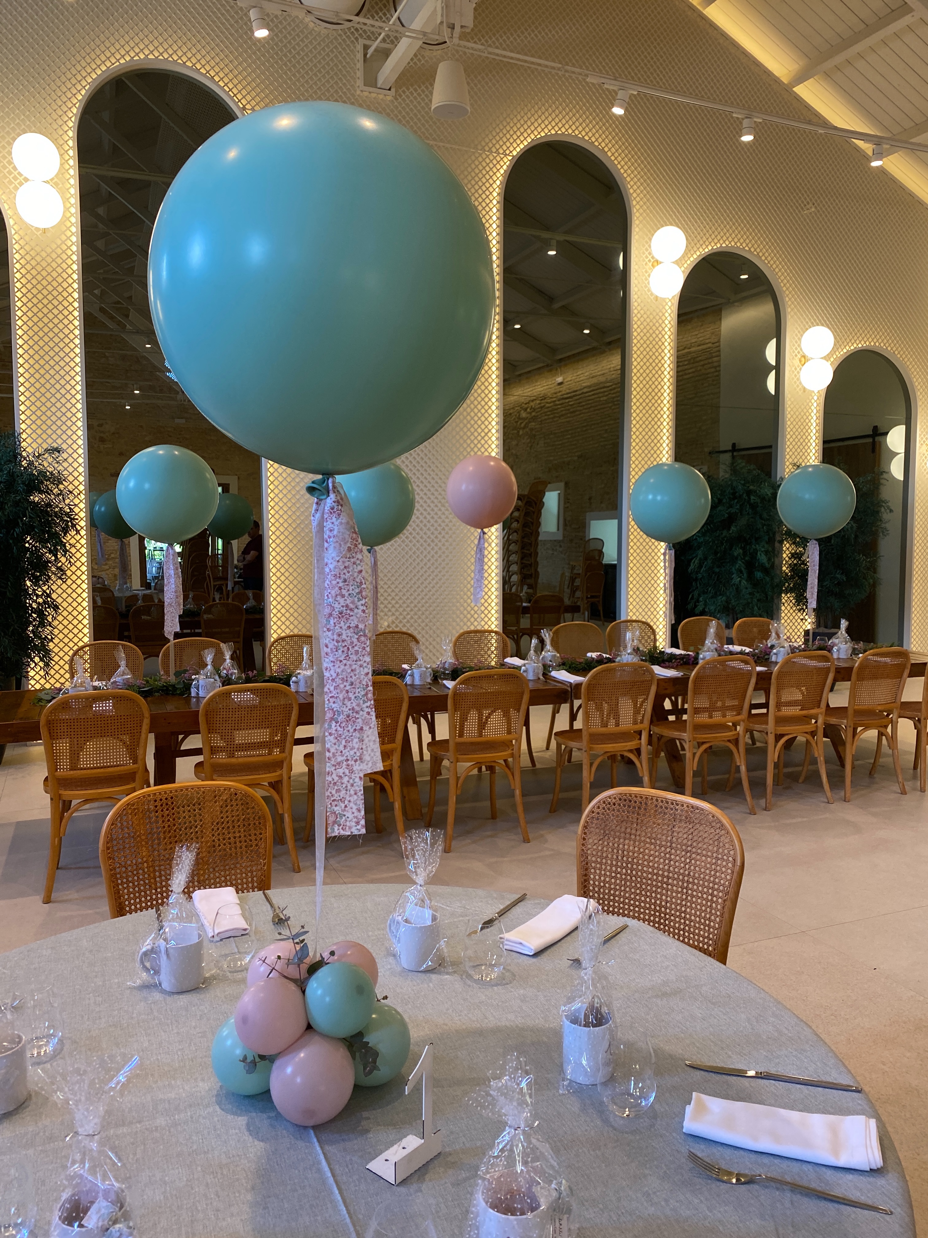 Centros de mesa con globos para la comunión de Blanca en Finca del Canónigo - detalle 6