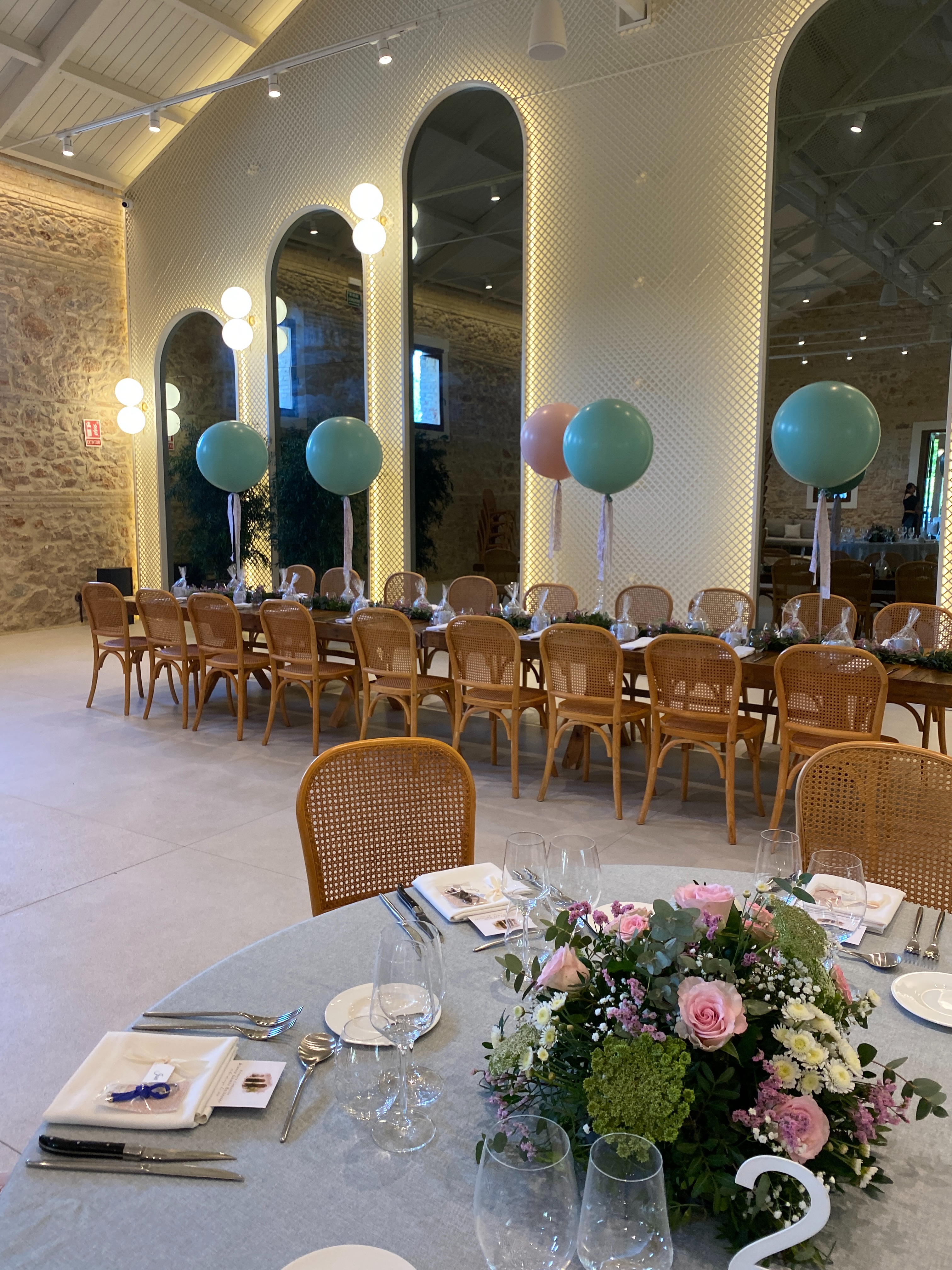 Centros de mesa con globos para la comunión de Blanca en Finca del Canónigo - detalle 7