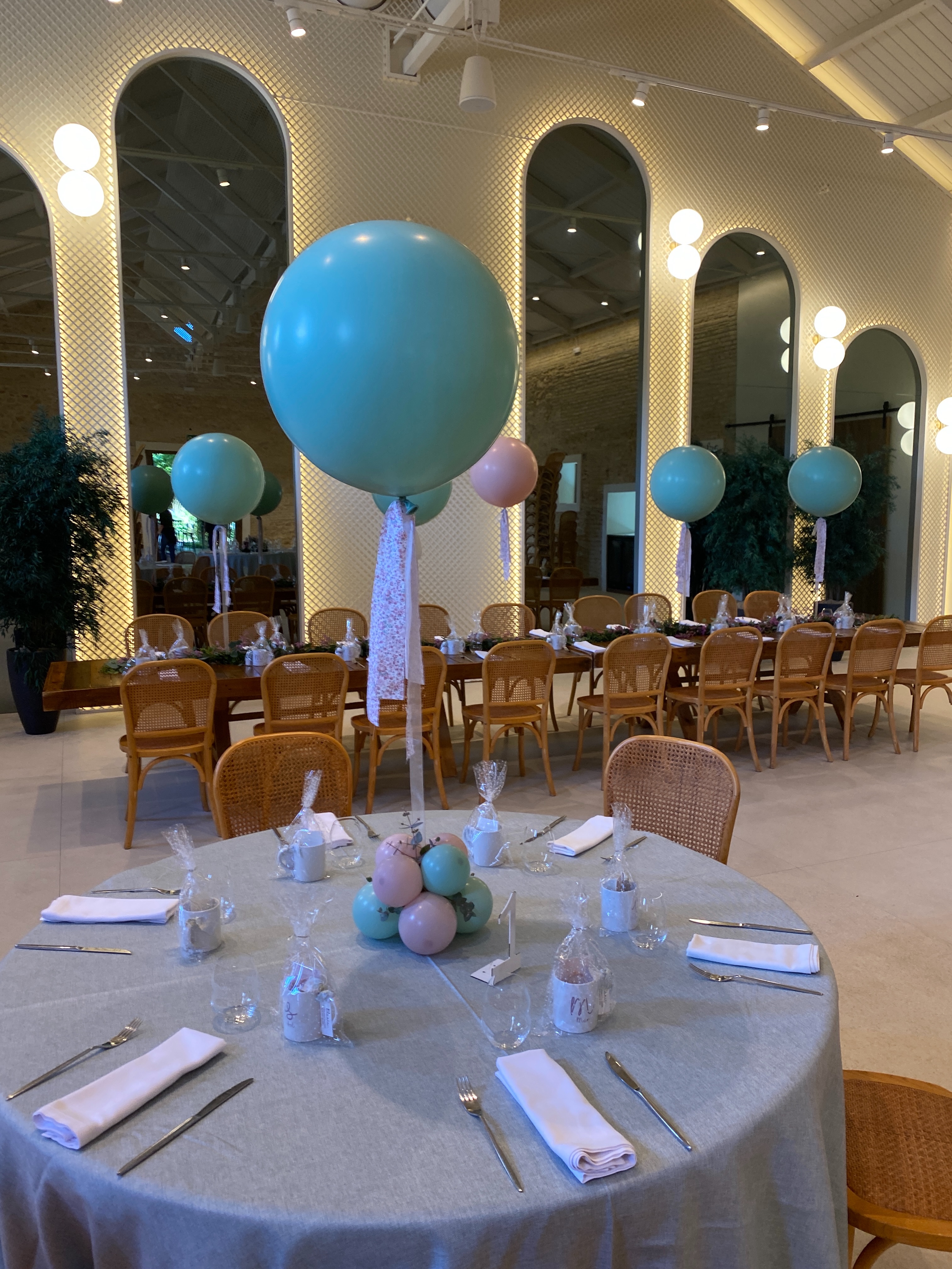 Centros de mesa con globos para la comunión de Blanca en Finca del Canónigo