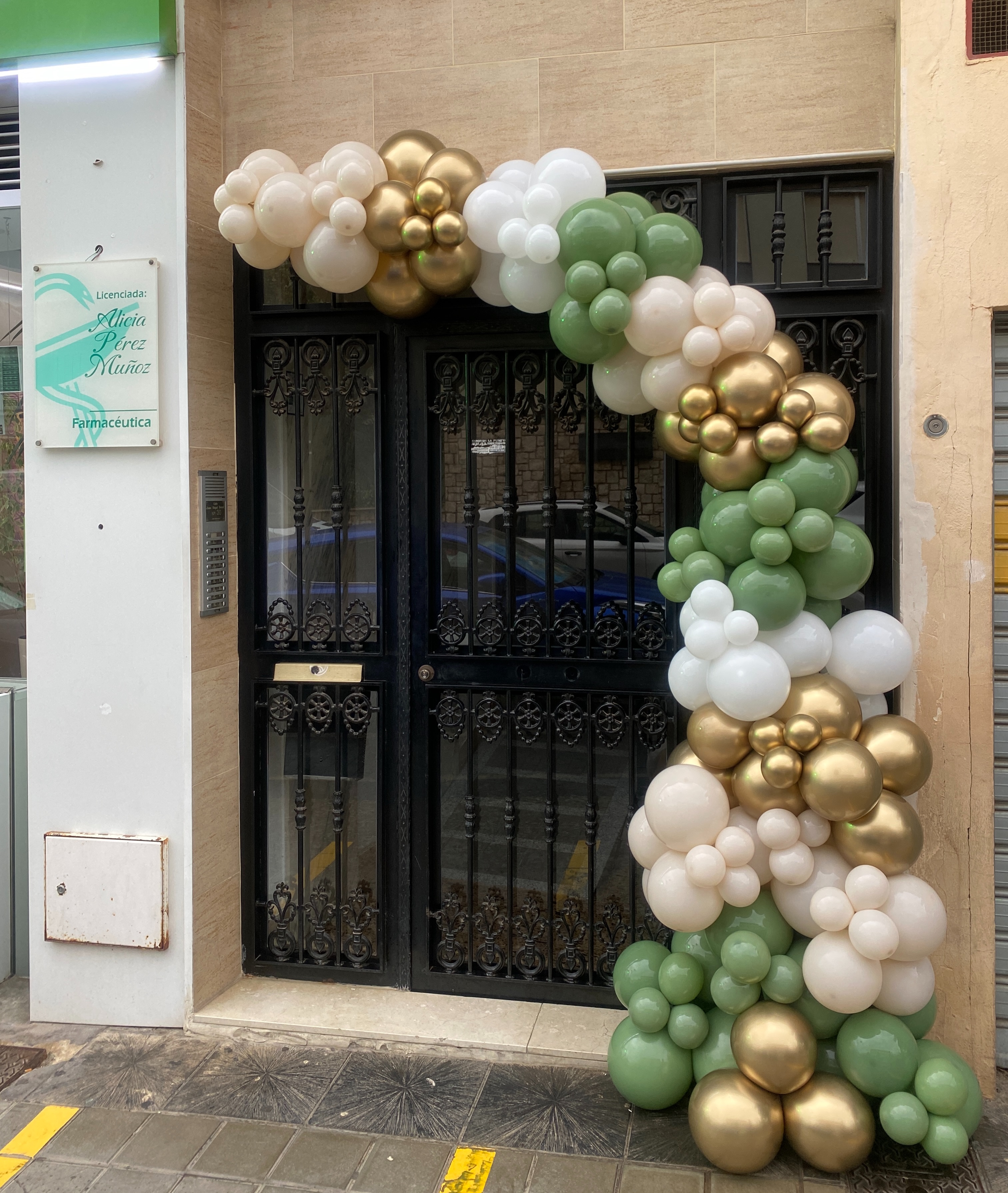 Decoración con globos en la puerta del patio para una comunión
