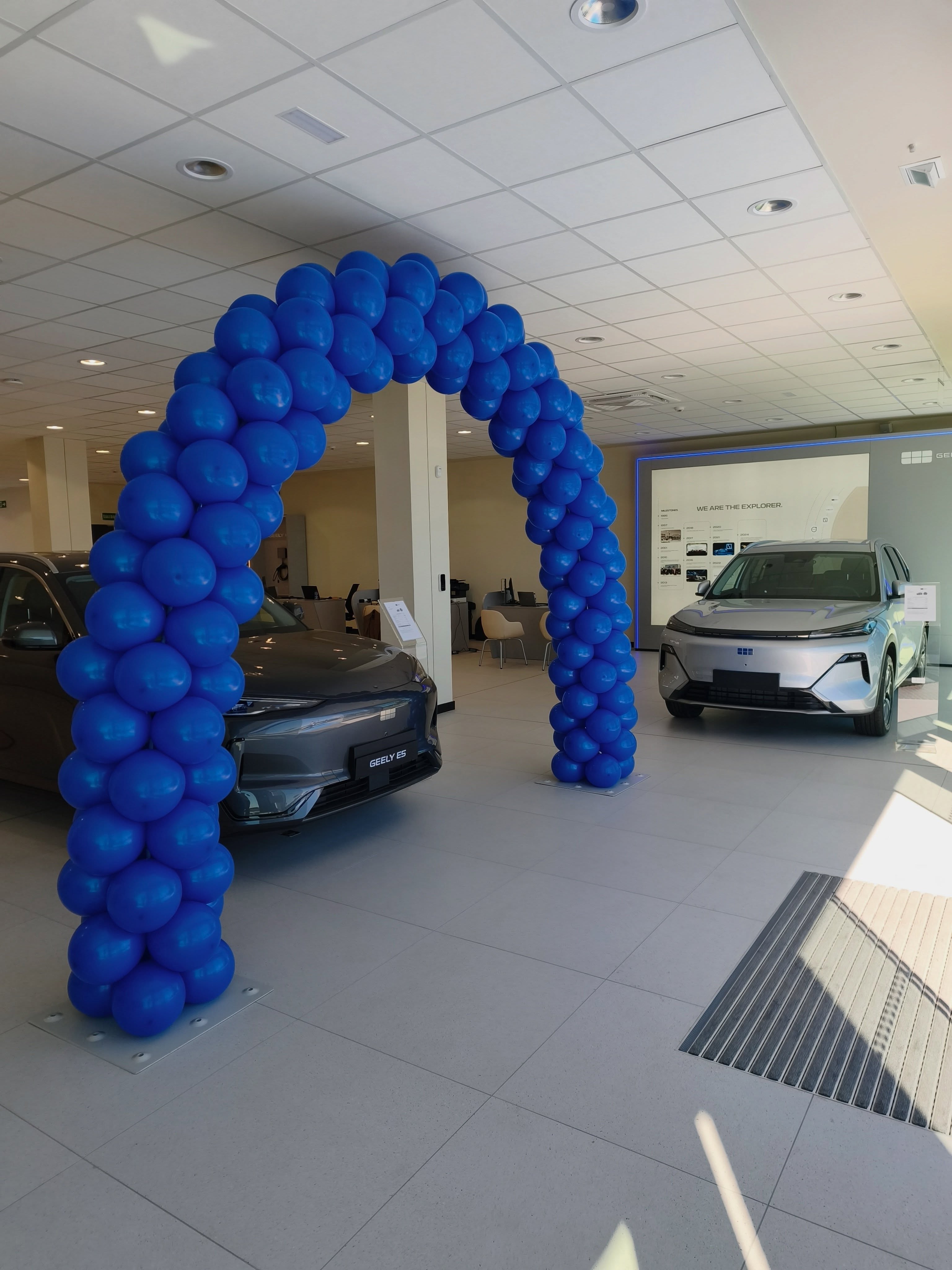 Arco de globos azul para presentación y entrega de vehículo en showroom