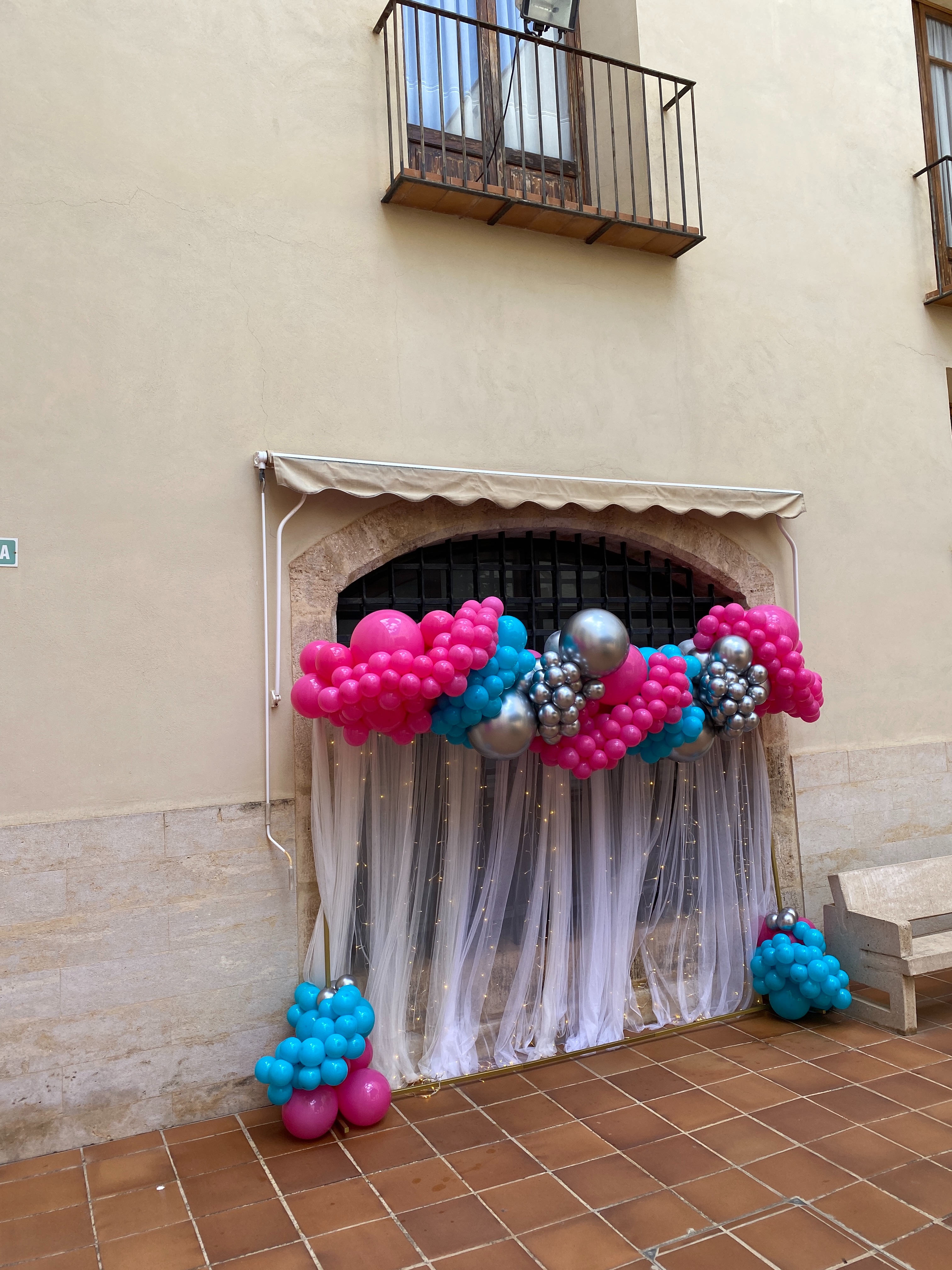 Photocall de graduación con globos de varios tamaños en un exterior
