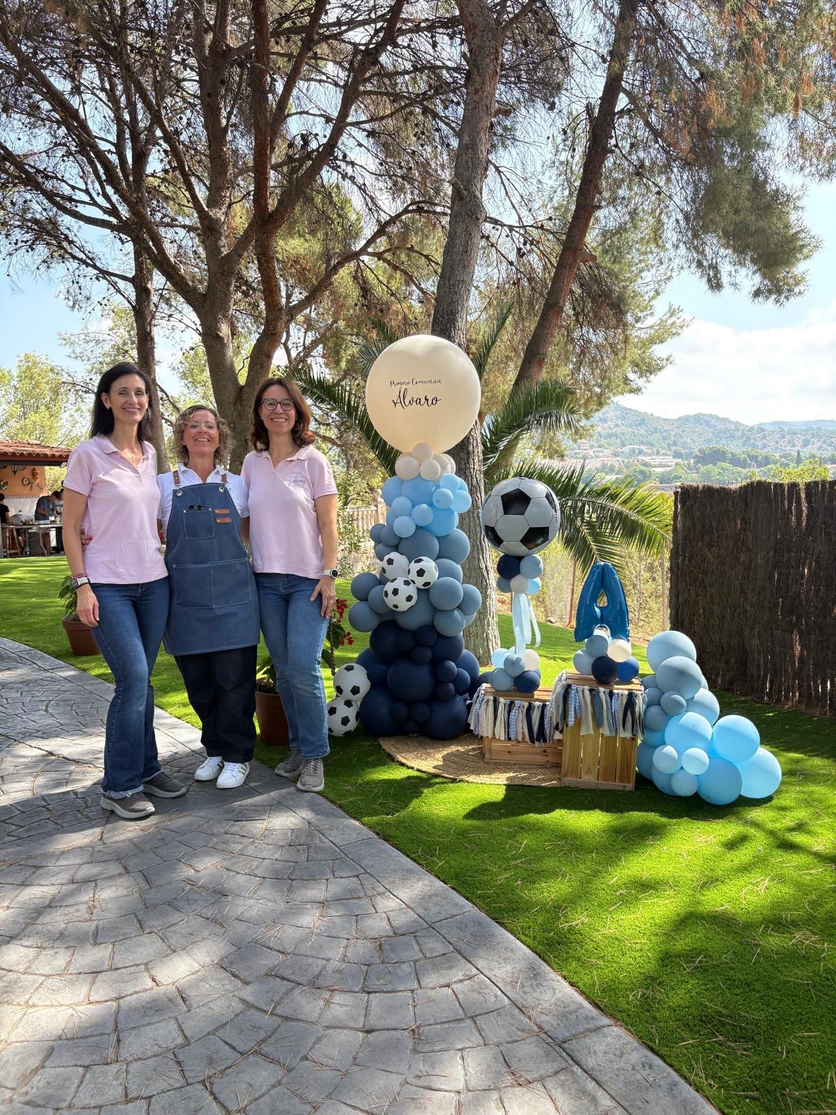 Mesa dulce de comunión con globos y balón de fútbol