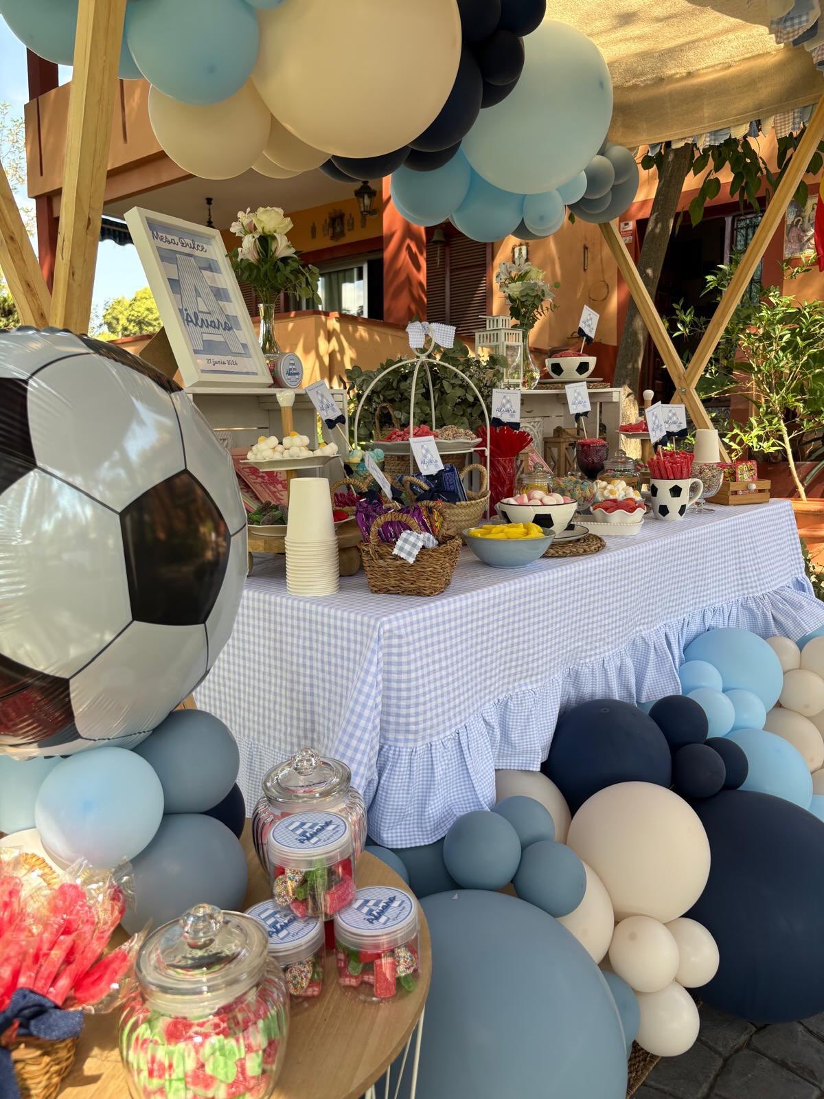 Columnas de globos para la comunión de Álvaro con balón y número 4