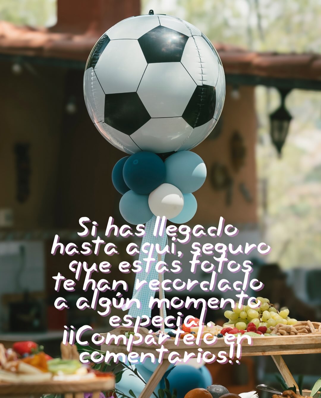 Detalle de balón de fútbol con globos azules y blancos en la comunión de Álvaro
