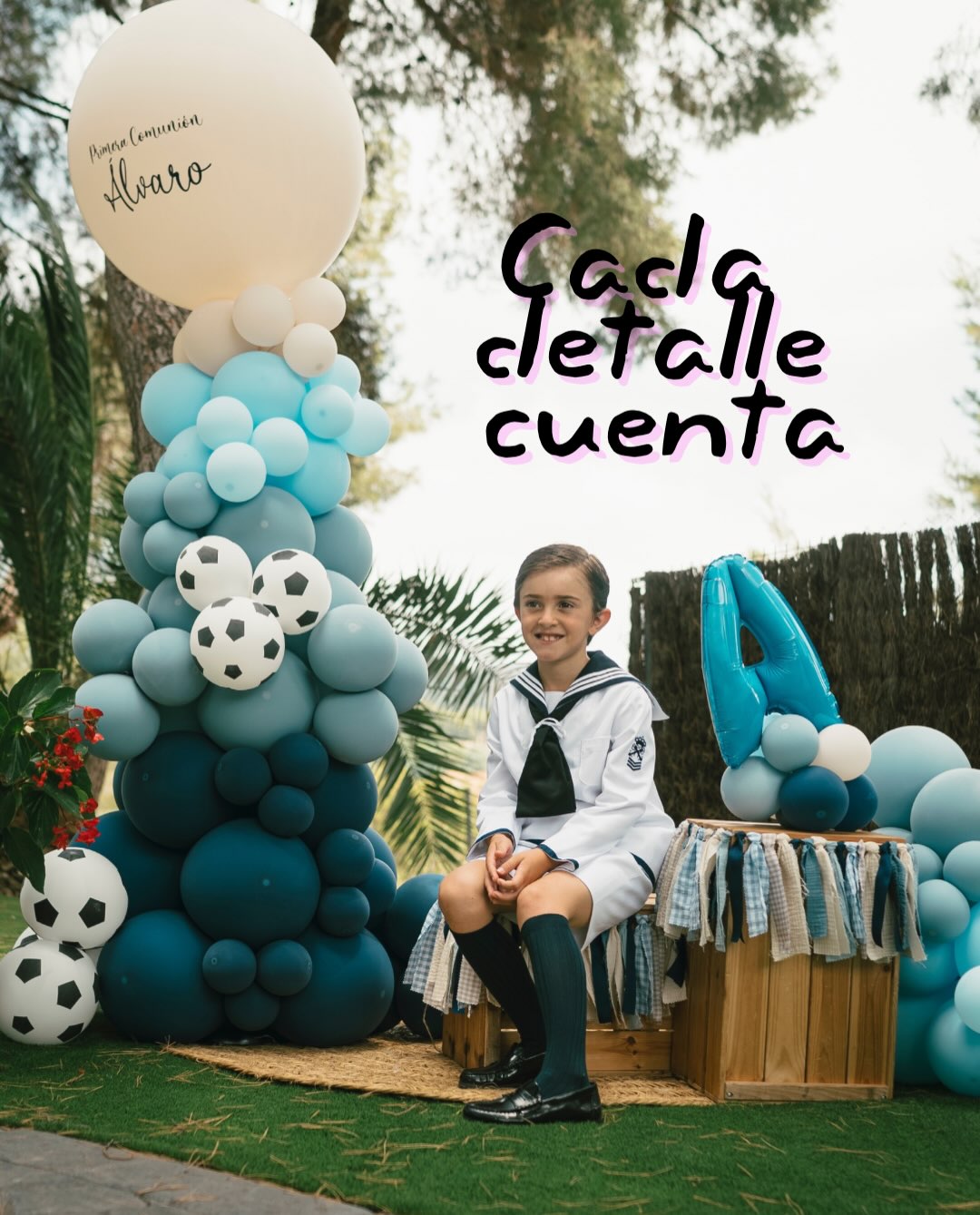 Rincón de fotos de comunión con columna de globos, balón y número 10 azul