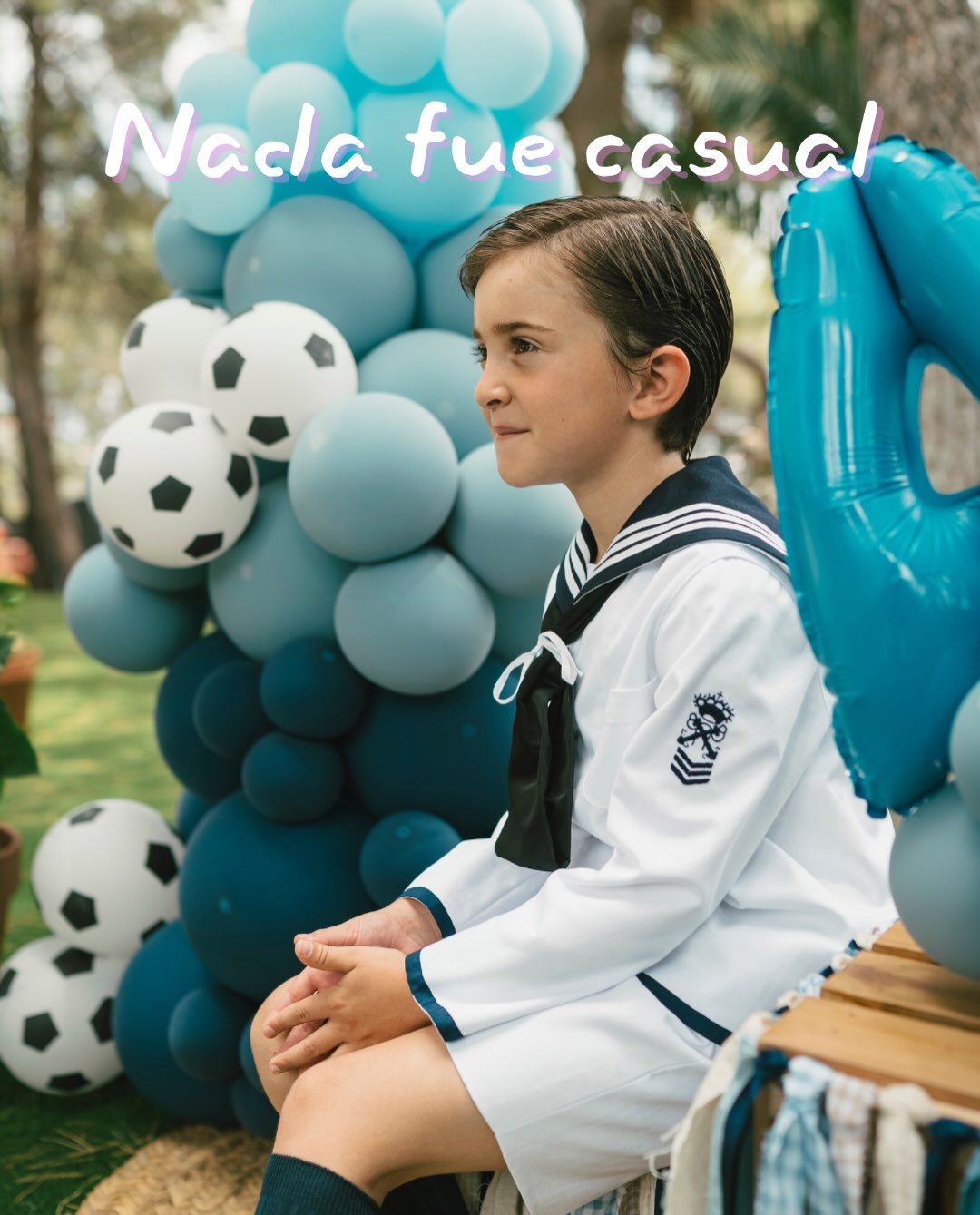 Decoración de comunión de Álvaro con globos azules, blancos y crema y detalles de fútbol