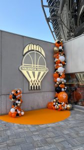 Decoración exterior para Valencia Basket con globos naranjas, negros, blancos y dorados y estructura con forma de 1