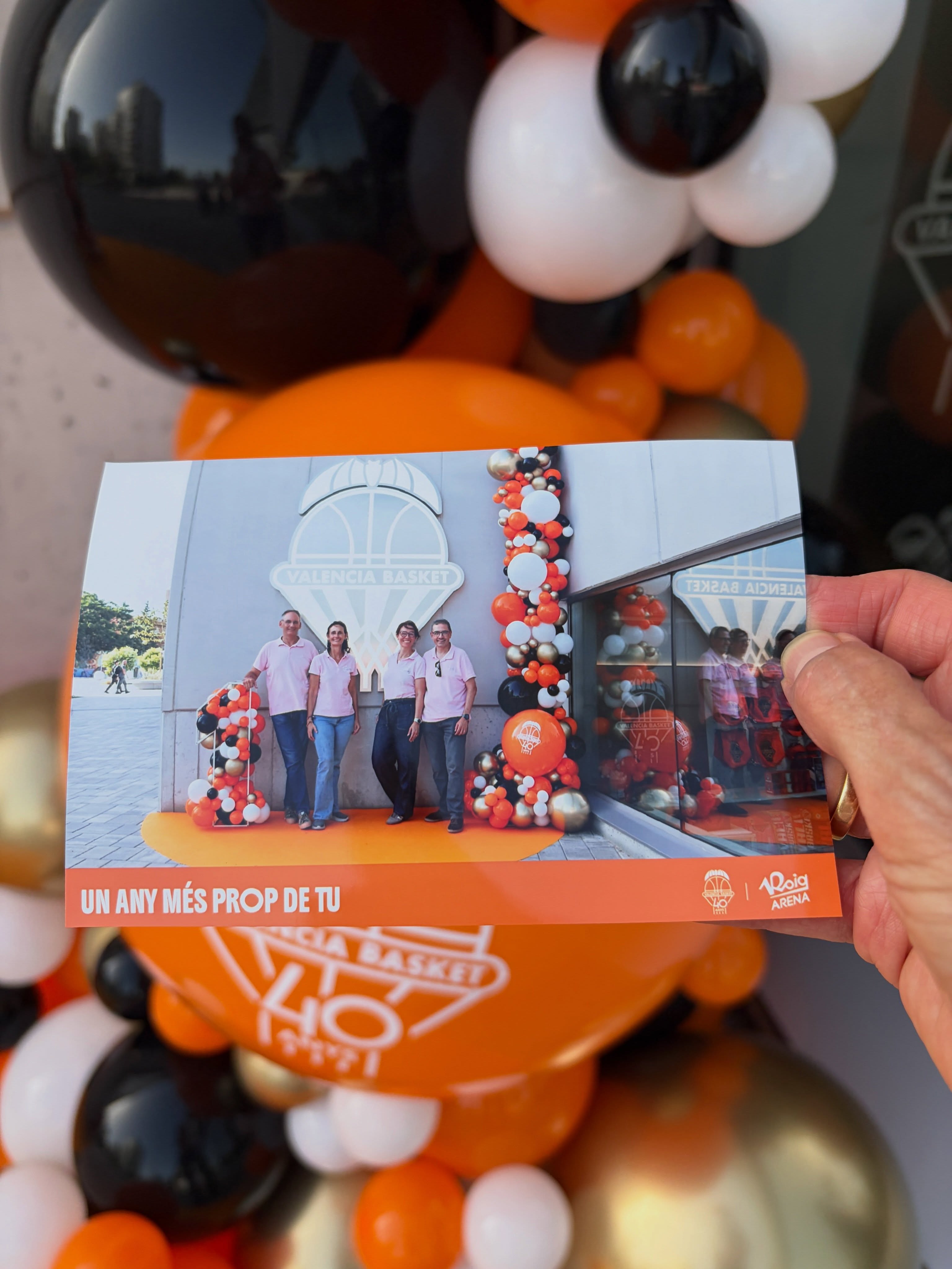 Fotografía impresa de un grupo adulto en el photocall de aniversario de Valencia Basket