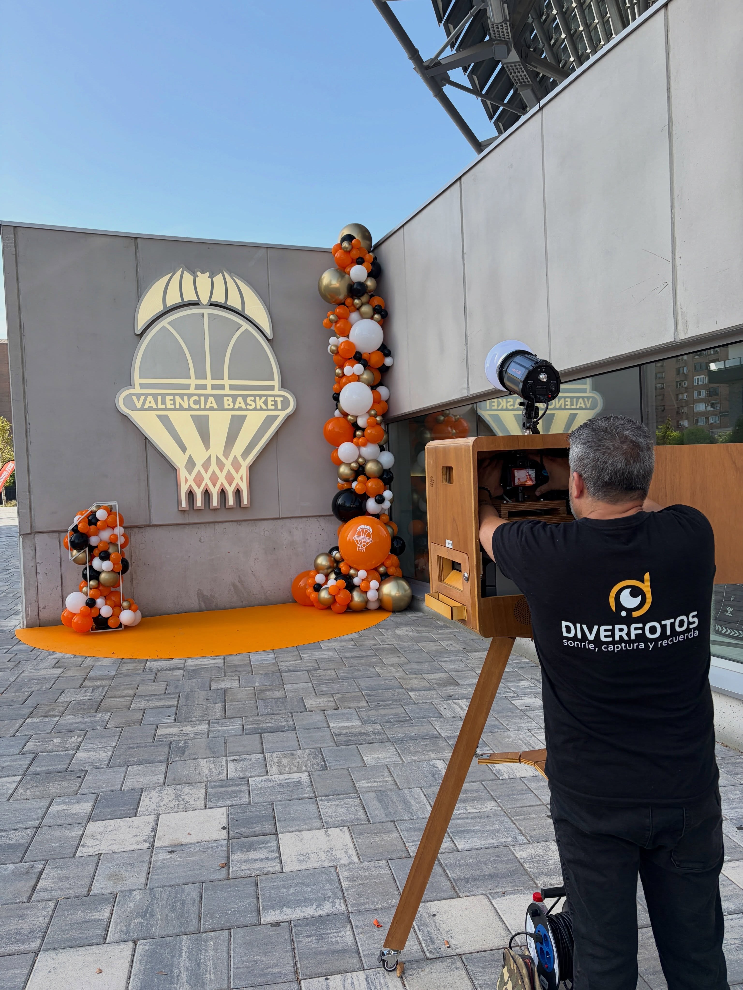 Operador preparando el fotomatón frente al photocall de Valencia Basket