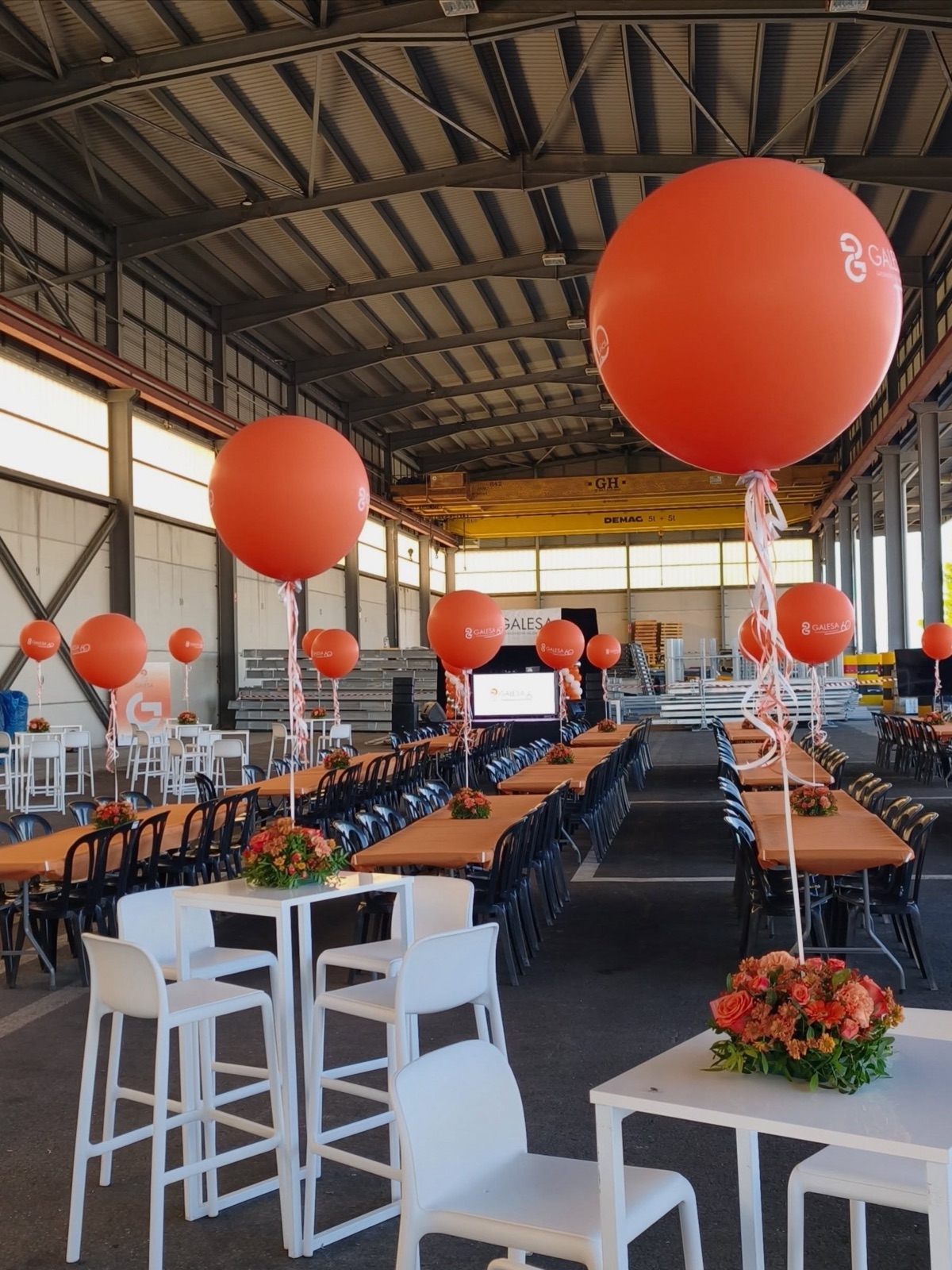 Espacio del Family Day de Galesa en Cheste con mesas y globos gigantes naranjas